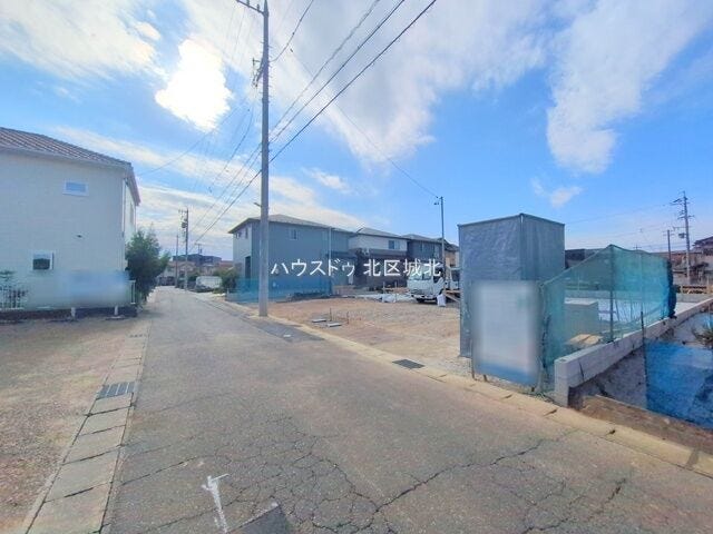 幅員約4mの側前面道路です。車1台が余裕を持って通れる道幅です。車はスピードを控えるので事故率の軽減や歩行者も安心して通行できます。