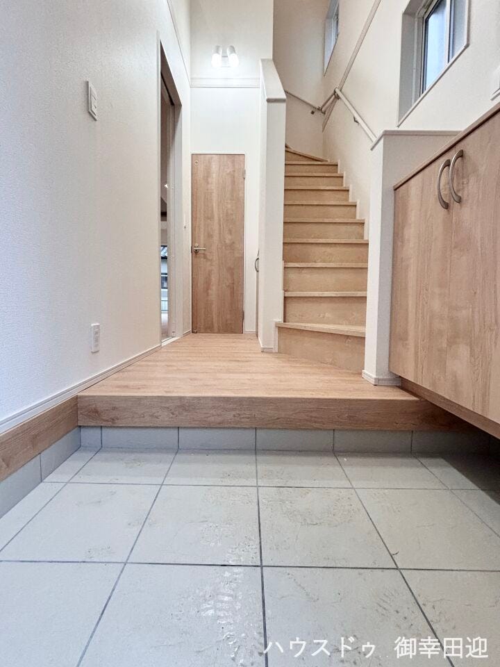 ■□■「しまう」が叶える、美しい玄関■□■大容量のシューズボックスがあることでいつも整理された、気持ちの良い「家の顔」を保てます。