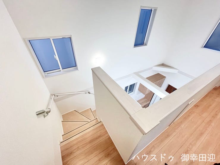 ■□■暮らしを繋ぐ、明るい動線■□■採光窓から光が差し込み、足元を優しく照らす。安全で快適な、家族の生活を支える縦の繋がりです。