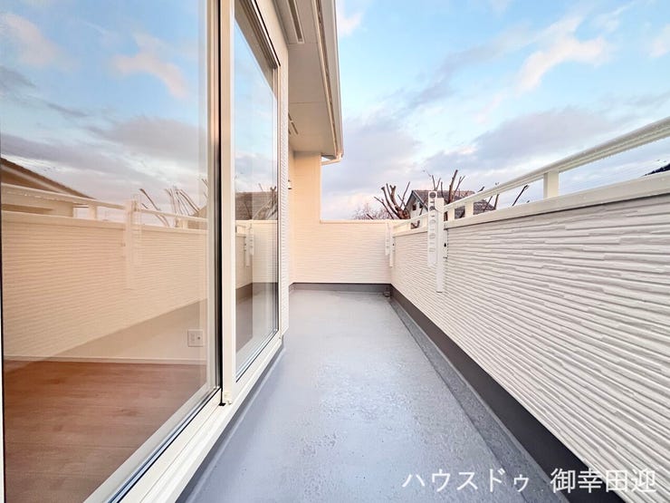 ■□■空の下の開放的な特等席■□■日光浴や読書、外の空気を感じながらリフレッシュ。暮らしを豊かにする、もう一つの心地よい空間です。