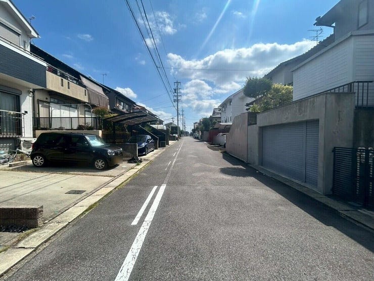 前面道路は6mありお車の出し入れもしやすいです!