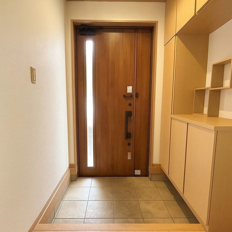 大容量の玄関収納で、散らかりがちな玄関もスッキリ片付きます!
【※画像はAI加工により荷物等を消去しています。】