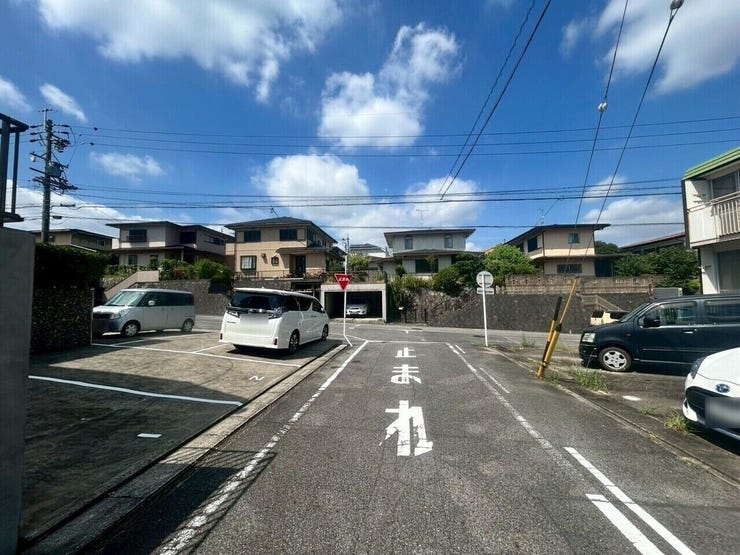 前面道路は6mありお車の出し入れもしやすいです!