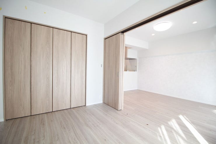 穏やかな寛ぎを届ける上質仕様のゆとりある居室。バルコニーにも面し、風通しも良く、明るい陽射しが入る心地よい空間です。