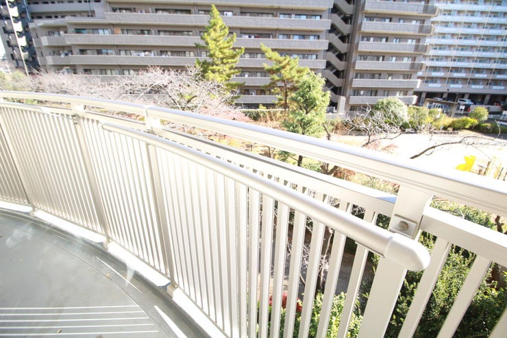 暖かい陽ざしが差込むバルコニーは、晴れた日には、洗濯物が良く乾きます。また、風通しも良好です。