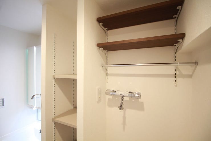 【洗濯機置場】上部には収納スペースがあります♪