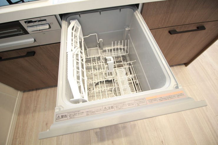 【食器洗浄乾燥機】家事のお手伝いをしてくれます。食器を洗っている間にお掃除など、様々なシーンで家事の時短に役立つ食洗機。