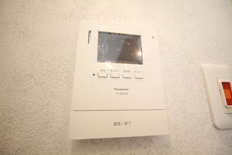 「見える安心」をカタチにしました。誰が来てもわかる様にモニター付きインターホンを設置。家事導線を考慮した個所に設置し、防犯性と利便性に優れ快適と安らぎを合わせた優しい設計。