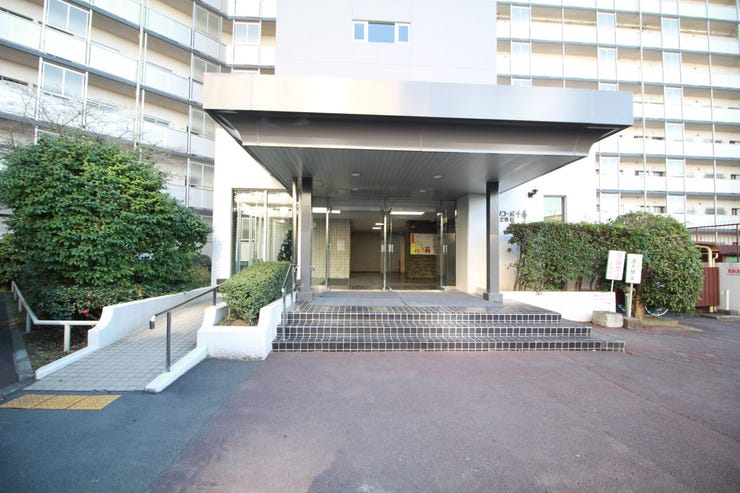 エントランスは、マンションの「顔」印象を左右する大事な空間です。居住者の帰り、訪れる方を優しく迎えてくれます。