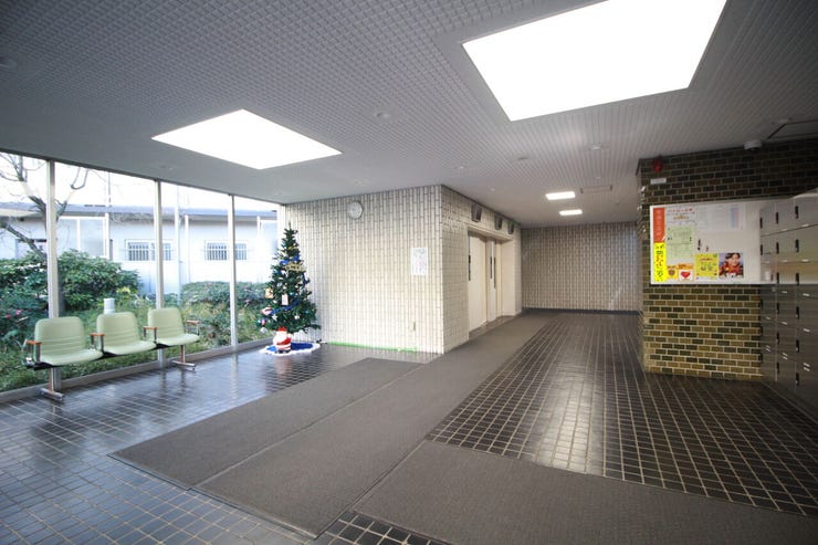 シンプルながら洗練されたデザインのロビーが、住まい全体の格を引き上げます。