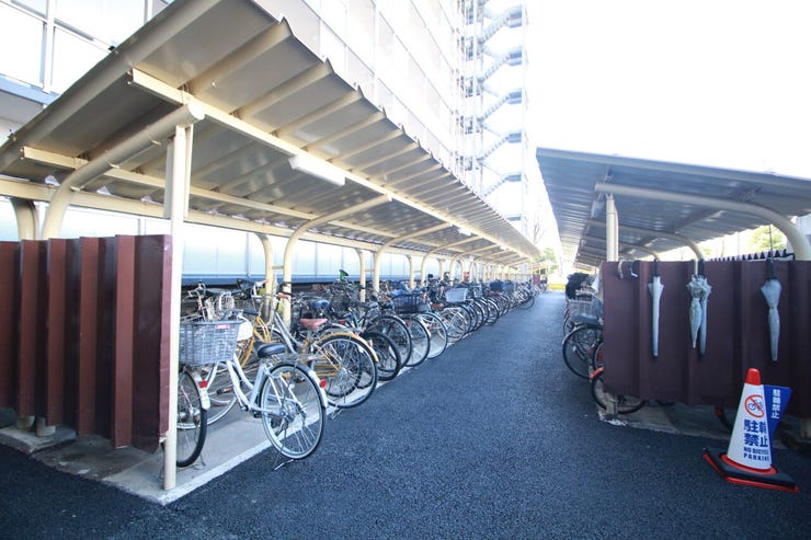 【駐輪場】広さがしっかり確保された、敷地内駐輪場。屋根付きで雨や風から守ってくれます。