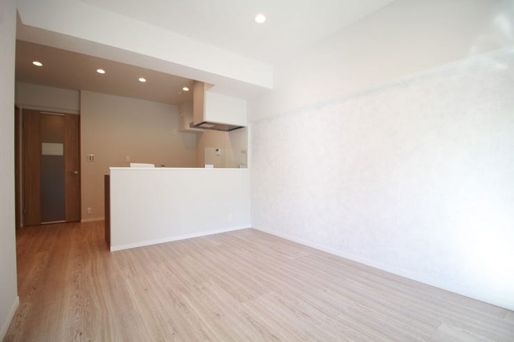 柔らかな色合いのフローリングと清潔感の溢れるクロスが明るい空間を創り出しているリビングダイニング。