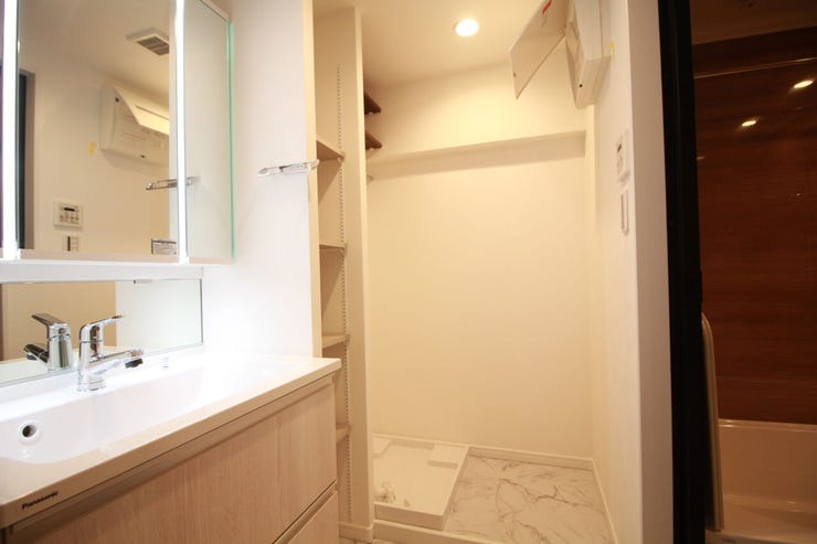 広々とした洗面所!水回りが一か所に固められているため、家事動線も良好です♪