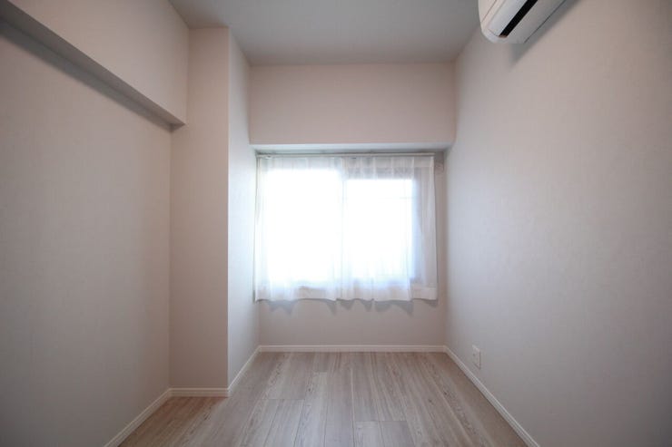 シンプルなデザインの洋室に収納を完備。生活に必要なものをすっきり片付けられ、快適な空間が保てます。