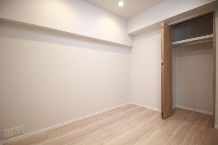 シンプルにデザインされた室内。家具やレイアウトでお好みの空間に。