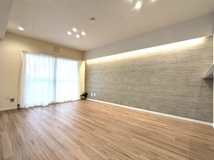 【リビングダイニング】
リビングダイニングには日中はバルコニーからの陽ざしが入り夜にはダウンライトの優しい灯りがお部屋を照らしてくれます(^^♪