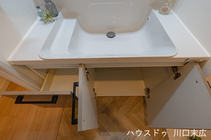 洗面台下部にはスライド収納を完備。背の高いボトルや掃除用具もスムーズに出し入れでき、空間を美しく保ちます。