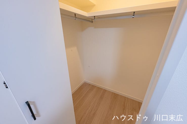 ハンガーパイプと枕棚を備えたウォークインクローゼット。衣類だけでなくスーツケースなどの大きな荷物も収まる収納力が魅力です。