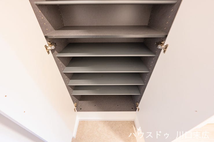 天井まで高さのあるトールタイプのシューズボックス。可動棚で高さを調整でき、ブーツや長靴もすっきりと収まります。