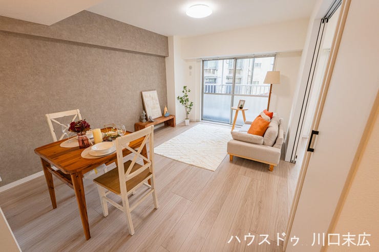 アクセントクロスが洗練された空間を演出。ダウンライトの柔らかな光に包まれ、家族団らんの時間が穏やかに流れるリラックススペースです。