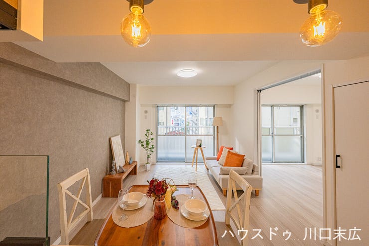 質感のある壁面とフローリングが調和した室内。お好みのインテリアが映えるシンプルな内装で、自分らしい空間づくりを楽しめます。