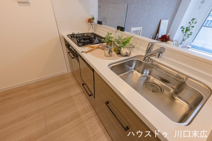 浄水器一体型水栓を備えたシステムキッチン。広々としたシンクは大きな鍋も洗いやすく、スムーズな調理をサポートします。