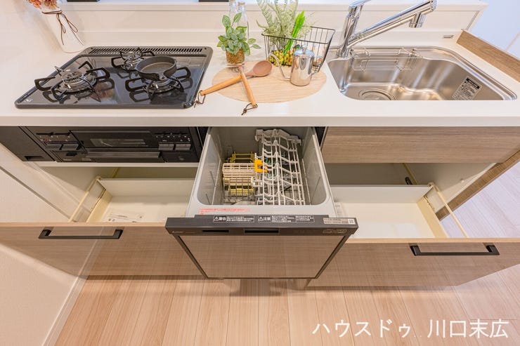 後片付けの負担を軽減する食器洗い乾燥機を搭載。高温洗浄で手洗いよりも清潔に仕上がり、食後の自分時間を創出します。