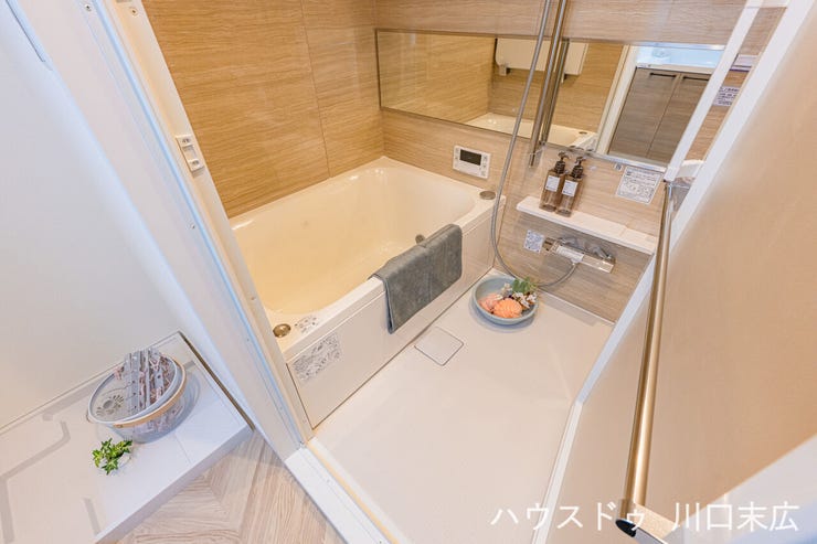 木目調パネルが安らぎを与えるバスルーム。追焚機能付きでいつでも温かいお湯に浸かり、一日の疲れをゆっくりと癒せます。