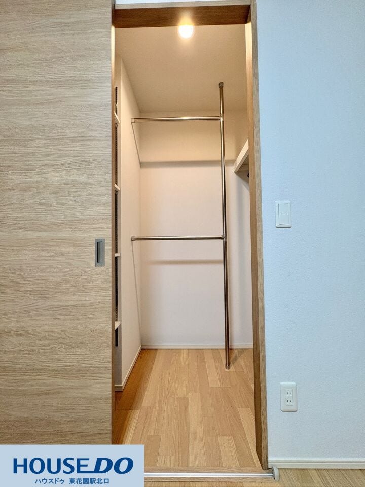 枕棚と2段のハンガーパイプ、可動棚を備えた機能的な収納空間です☆丈の長いコートとジャケットを分けて掛けやすく、お気に入りのカバンや小物の整理整頓もスムーズに行えてお出かけ準備が快適になります!
