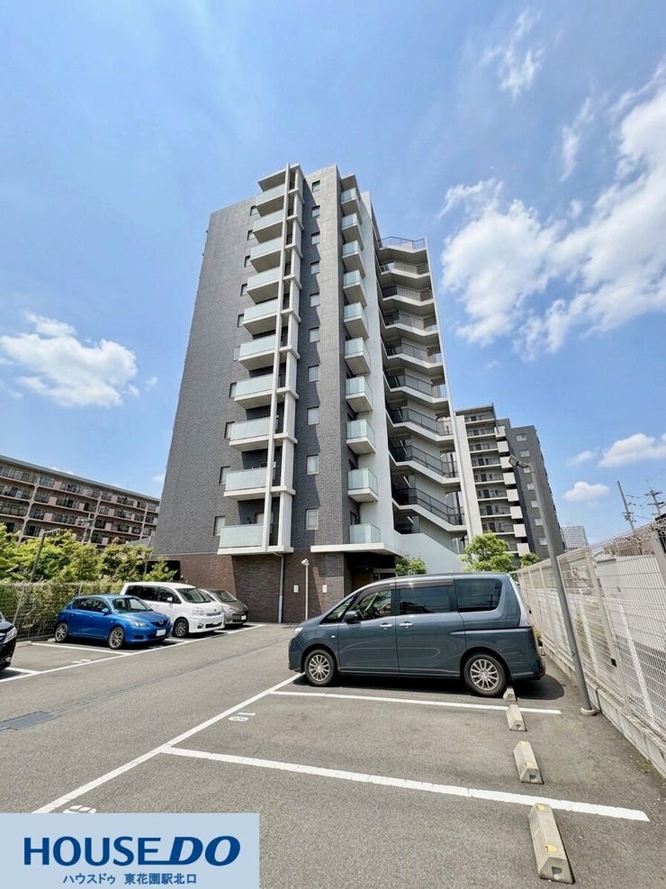 青空に映えるスタイリッシュなカラーリングの高層フォルム!敷地内には広々とした平置きの駐車場が隣接しており、日々の車の出し入れや、たくさんのお買い物をして帰ってきた際の荷物の運び込みもスムーズです!