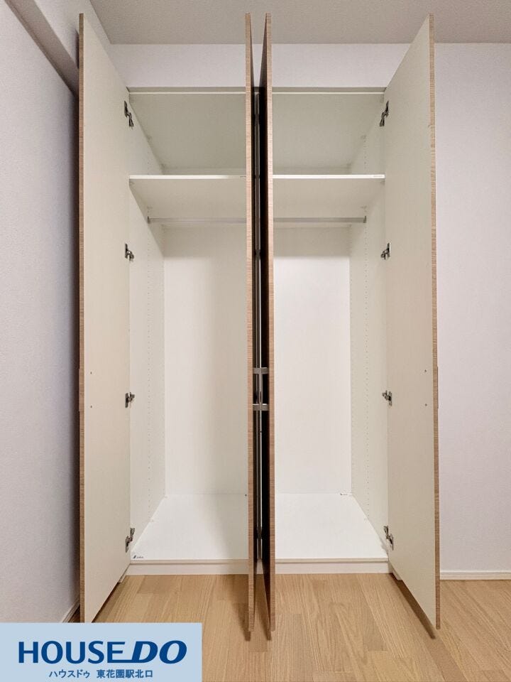 両開きの大きなクローゼットを開けると、ハンガーパイプと上部棚が広く確保されています♪お洋服を畳まずにそのまま掛けて収納できるため、シワを抑えて毎日のお洗濯後の片付けもグッと手軽に完了します!