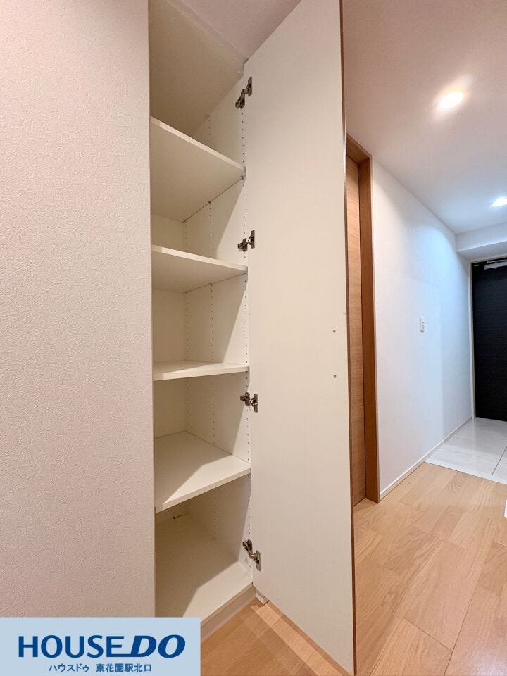 廊下に設置された便利な縦型収納スペースです☆細かく高さを変えられる可動棚仕様なので、日用品のストックやお掃除グッズ、取扱説明書といったバラつきがちな書類まで、生活動線上でスマートに整理整頓できます!