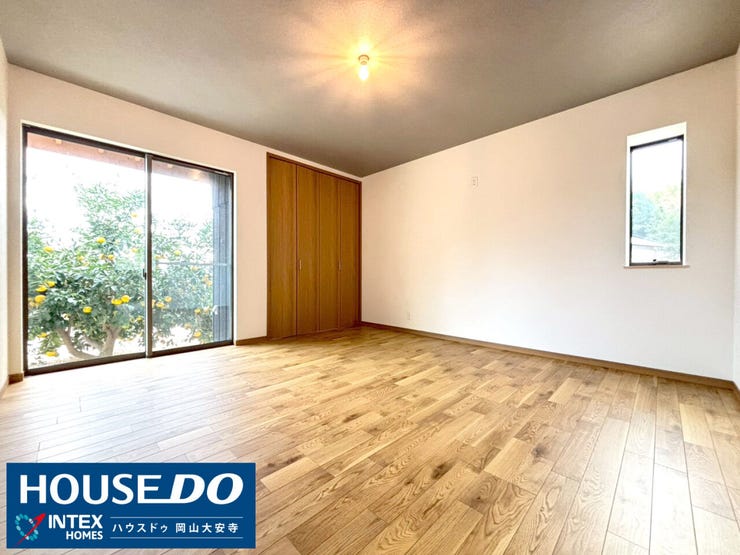 【広々8.5帖!ウッドデッキと繋がる開放感】
南側に面した大きな窓から光が溢れる明るい空間。ウッドデッキと繋がっているので、朝のストレッチや読書に最適。贅沢なプライベートタイムをどうぞ。