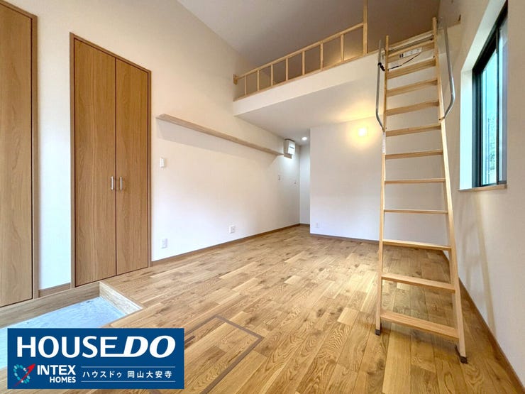 【コレクションの展示や読書に!大人の遊び心を満たすロフト】
ロフトがあるだけで、空間の楽しさは格段にアップ! 趣味のコレクションを並べたり、静かに本を読んだり、自分だけの特別な隠れ家にどうぞ