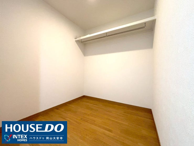 【生活感を完璧にシャットアウトする大容量納戸】
季節用品、キャンプ道具、そして日用品のストックまで、全てをまとめて隠せる大容量納戸! LDKはいつもモデルルームのようにすっきり保てます