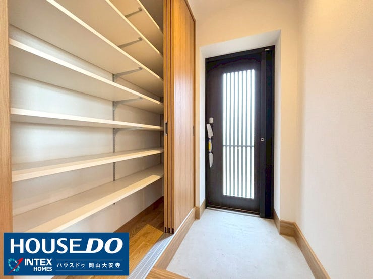 【愛用の道具を運び込む「趣味の勝手口」】
週末の準備も片付けもここから! LDKを汚すことなく、愛用の道具を直接出し入れできる専用玄関です。大容量収納も完備!