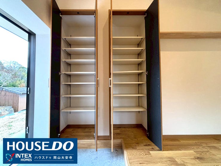 【収納力抜群!趣味の道具をまとめて格納できるシューズクローク】
LDKを汚したくないアウトドア用品やゴルフバッグも、この大容量収納へ。玄関から直行できるので、準備と片付けがスムーズになりますよ!