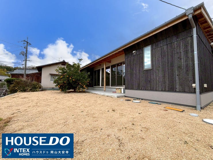 【愛車3台が余裕で停められる広大なスペース】
ご夫婦の車に加え、趣味の車やバイクもゆったり置けます! 車必須の立地だからこそ嬉しい、広々としたカーライフを実現しましょう