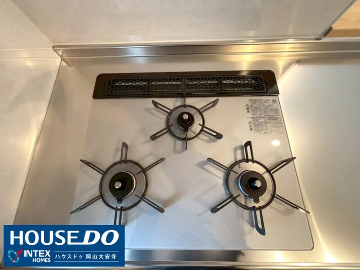 【新品の3口コンロで料理の効率もアップ!】
忙しい日も安心の新品ガスコンロ! 3口あれば、夫婦二人での同時調理もスムーズです。お掃除しやすい仕様も嬉しいですね。