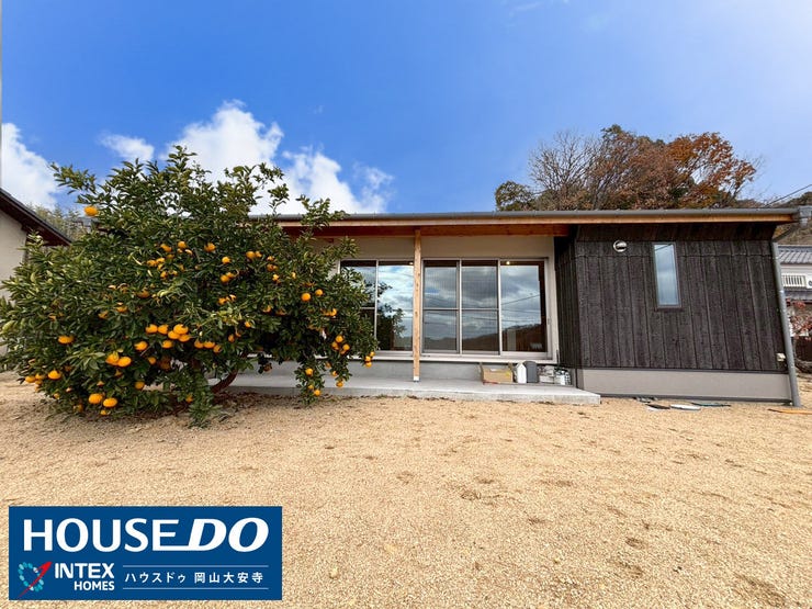 【外観】
【リフォームで一新されたモダンな外観とゆとりの敷地】
周囲の自然に調和しつつ、新築のような美しさを纏った外観。都会では叶わない、広大な敷地のゆとりを実感してください