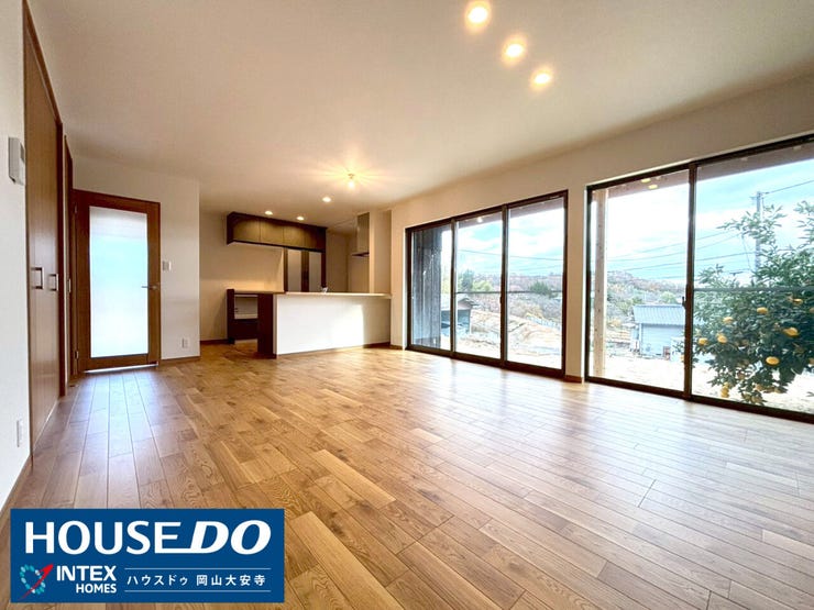 【無垢材のような温もりを感じる洗練された空間】
フルリフォームで生まれ変わった、上質な木目の床が魅力! ワイドサッシの先はウッドデッキ。開放的な一体感を楽しめます。