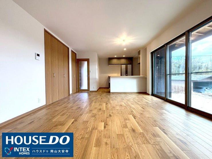 【広がりを感じるLDKとキッチンの流れるような動線】
18.1帖の空間を最大限に活用! 趣味に使う納戸や洋室への動線もスムーズで、家事の効率も格段にアップしますよ。