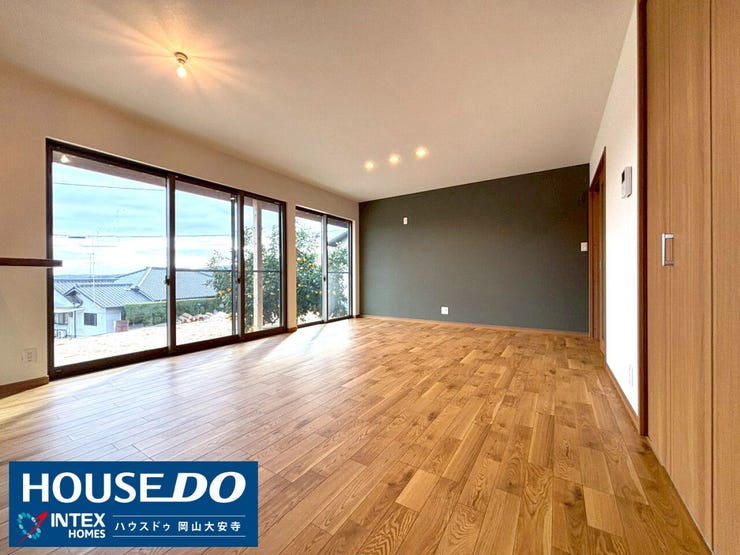 【フルリフォームで叶える洗練された日常】
趣味で疲れて帰宅しても、このモダンなキッチンなら家事も気持ちよくこなせます。広々LDKで会話も弾みますね!