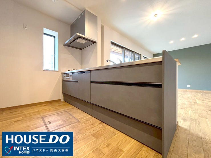 【フルリフォームで叶える洗練された日常】
趣味で疲れて帰宅しても、このモダンなキッチンなら家事も気持ちよくこなせます。広々LDKで会話も弾みますね!