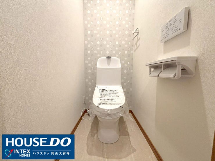 【細部までこだわった清潔な空間】
フルリフォーム済みで気持ちがいい!新しい温水洗浄トイレは、忙しい日々の中に快適と安心をプラスしてくれます。