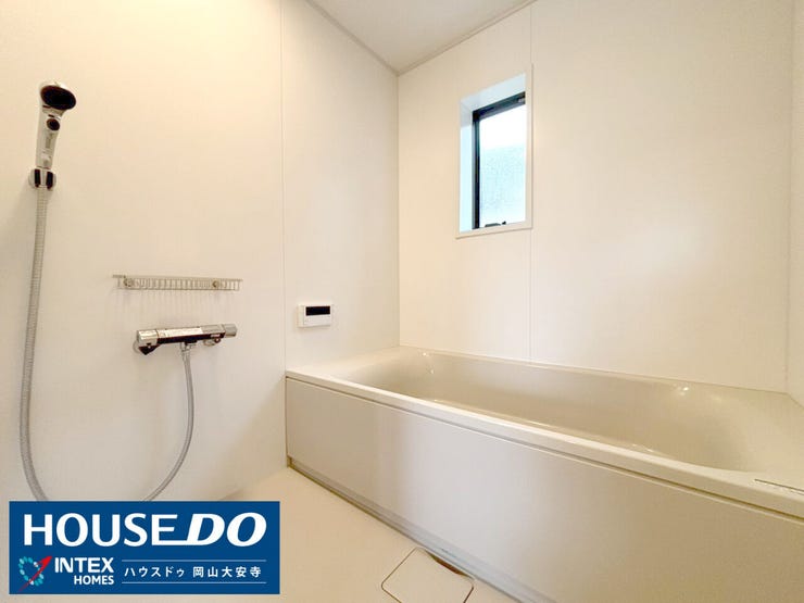 【疲れをリセットする、清潔でゆったりとしたバスタイム】
フルリフォーム済みでいつも気持ちよく使える浴室。趣味で汗を流した後も、足を伸ばして一日の疲れをリフレッシュできますよ!