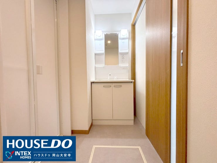 【気持ちの良い朝を演出するモダンな洗面台】
フルリフォームで一新された洗面台は、身だしなみを整える時間を快適にサポート! 広々とした空間で朝の準備もスムーズです。