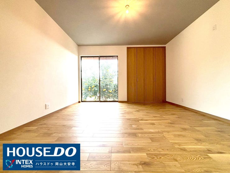 【落ち着きのあるアクセントクロスと充実の収納力】
グレーのアクセントクロスが施され、落ち着いた雰囲気を演出。大きなクローゼットで衣類はもちろん、趣味の道具もすっきり収納できます!