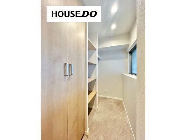 玄関収納が充実!奥には上着を掛けられるスペースもございます♪