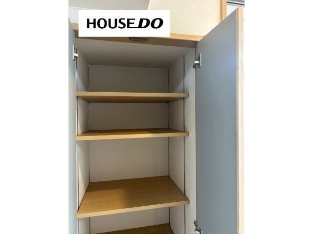 リビングで使う小物(リモコン・充電器・ティッシュ・文房具など)をさっと収納可能◎